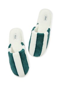Miękkie kapcie w paski w kolorze turkusowym i białym z otwartym noskiem. Posiadają teksturowany materiał oraz wygodną, elastyczną podeszwę.