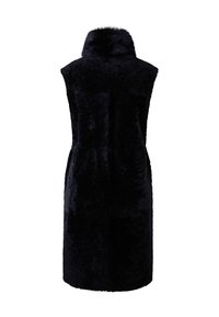 Bezramienna długa kurtka z czarnego sztucznego futra, z wysokim kołnierzem, miękką teksturą i prostą sylwetką bez widocznych zapięć.