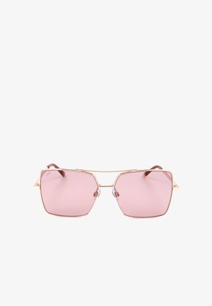 Occhiali da sole quadrati con sottili montature in metallo dorato e lenti tinta rosa chiaro, mostrati su uno sfondo bianco.