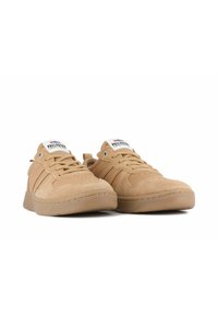 Zapatillas de ante beige con un acabado texturizado, que presentan una puntera reforzada, diseño de cordones, parche con el logo en la lengua y suela de goma.