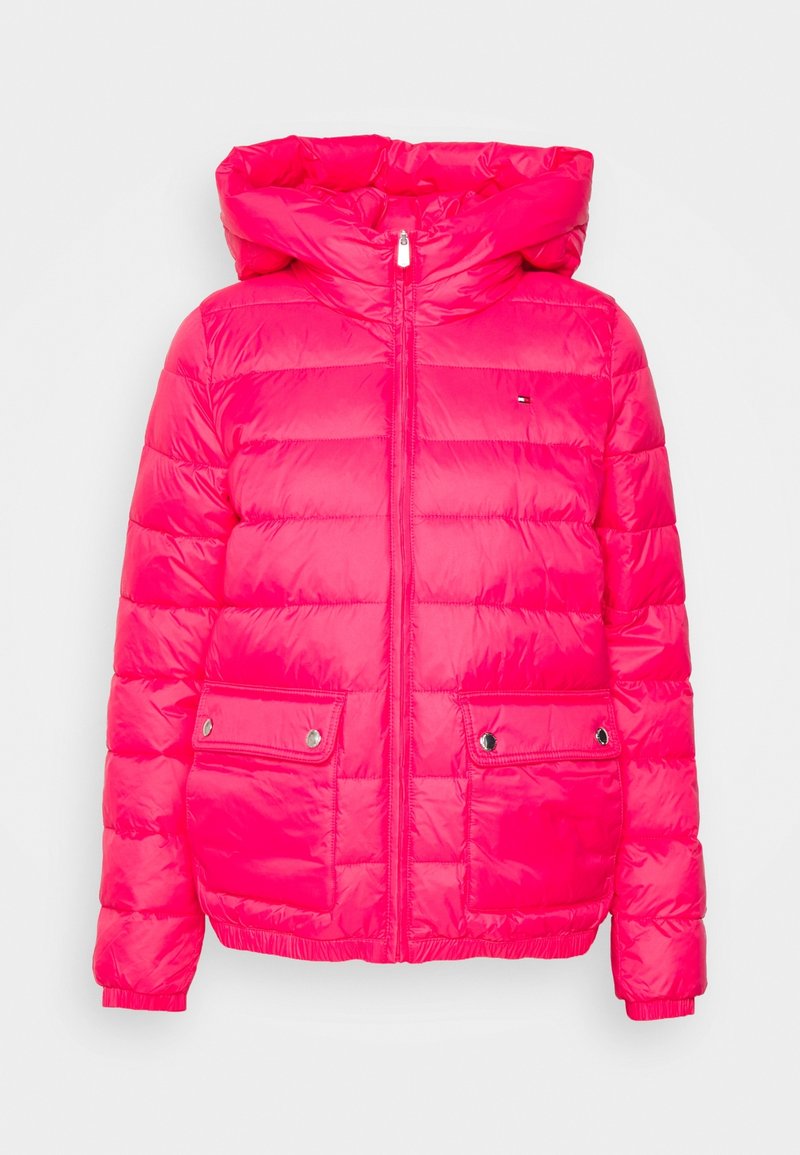 Helle pinke Pufferjacke mit Kapuze, ausgestattet mit einem Frontreißverschluss, zwei seitlichen Taschen mit Druckknopfverschlüssen sowie elastischen Bündchen und Saum.