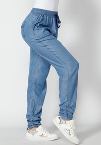 Koroshi LONG JOGGING  - Traperice suženog kroja - azul cl light blue