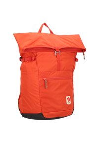 Sac à dos en nylon rouge avec un design à rabat, doté d'une poche zippée à l'avant, de bretelles latérales réglables et d'une base noire pour la stabilité.