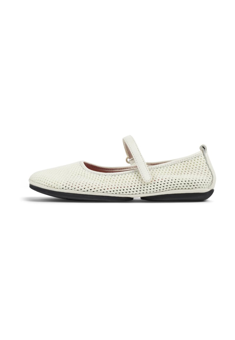 Ballerine bianche in rete con cinturino e suola in gomma nera. Presentano una texture perforata e un design a punta rotonda per un comfort leggero.