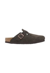 Zoccoli in suede marrone con cinturino regolabile, suola in gomma piatta e footbed in sughero. Design minimalista con punta arrotondata.