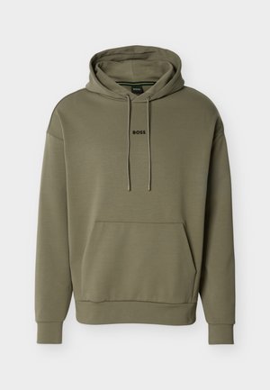 Olivzaļš džemperis ar kapuci, izgatavots no mīksta auduma, ar priekšējo kabatu, aizvelkamo kapuci un mazu melnu "BOSS" logotipu uz krūtīm.