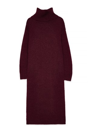 Nertos golfas su ilgomis rankovėmis, tamsiai burgundiška spalva, laisvas siluetas, iki vidinių blauzdų, su raukšlėtomis rankovėmis ir golfo detalėmis.