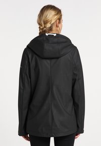 Sort vandtætsjakke med hætte, glat tekstur, lange ærmer, elastisk snor og minimalistisk design. Ingen synlige mønstre eller logoer.