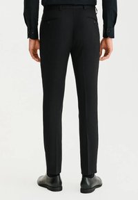 Czarne dopasowane spodnie o prostym kroju, z tylnymi kieszeniami zapinanymi na guziki, gładkim materiałem i prostymi nogawkami.
