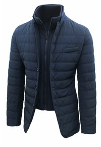 Giubbotto trapuntato blu navy con colletto alto, zip frontale e tasca sul petto. Presenta un tessuto texturizzato con dettagli di cuciture orizzontali.