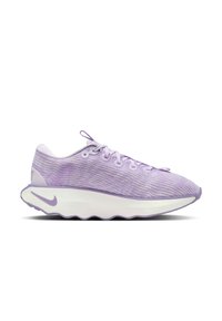 Baskets de sport violettes avec un dessus texturé, système de laçage, semelle intermédiaire blanche rembourrée et un design de semelle extérieure ondulée distinctif.