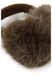 Paraschiena marroni soffici con imbottiture in pelliccia spessa e morbida e una fascia per capelli abbinata coperta di pelliccia su sfondo bianco.