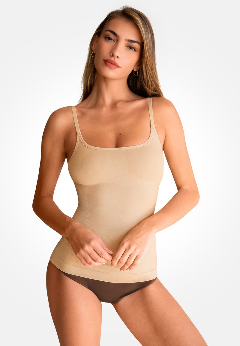 Beżowy top na ramiączkach z cienkimi paskami, bezszwowy, z elastycznego materiału, w połączeniu z brązowymi majtkami. Gładka tekstura, dopasowany krój.