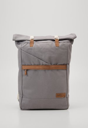 Grijze canvas rol-top rugzak met leren accenten, voorzak met rits en geometrische stikdetails. Voorzien van verstelbare schouderbanden en merkembleem.