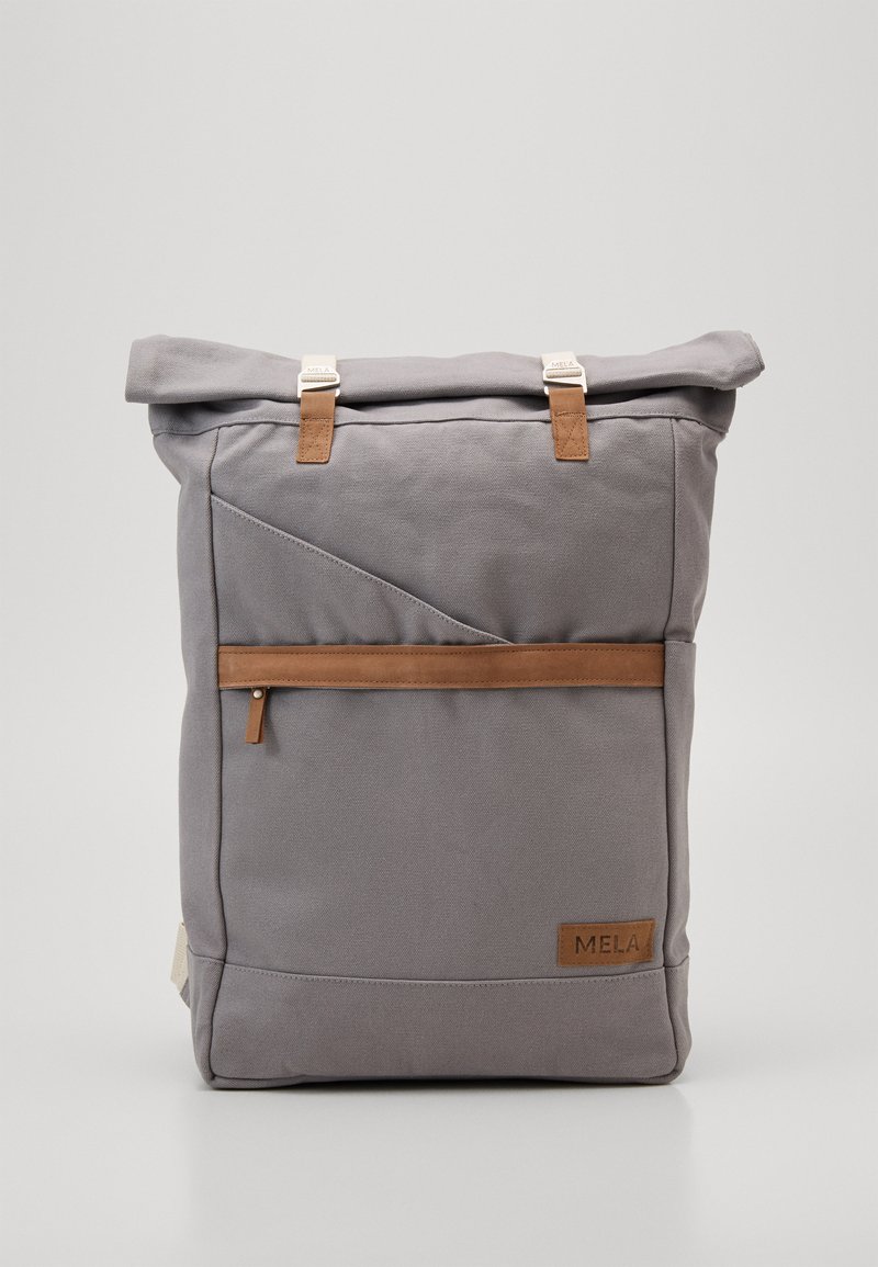 Grijze canvas rol-top rugzak met leren accenten, voorzak met rits en geometrische stikdetails. Voorzien van verstelbare schouderbanden en merkembleem.