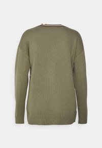 Olivově zelený svetr s ribbovanou texturou, dlouhými rukávy a širokým výstřihem. Má kontrastní lem na krku s čistým a jednoduchým designem.