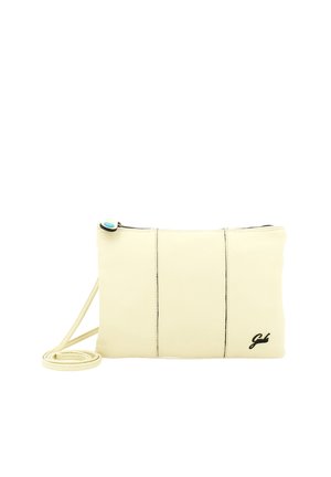 Piccola borsa a tracolla in pelle beige con tracolla sottile, logo nero in basso a destra e cursore della zip con accenti blu.