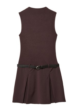 Abito a maglia marrone con corpino senza maniche, vita nera con cintura e gonna a pieghe con righe verticali.