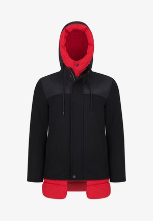 Czarna kurtka zewnętrzna z czerwonym podszewką i kapturem, o gładkiej teksturze, z regulowanymi sznurkami i podwójną warstwą.