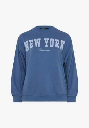 Blauwe oversized sweater met "NEW YORK" in grote witte blokletters en "Downtown" in kleinere cursieve tekst op de borst.