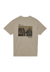 Beżowa bawełniana koszulka z dwoma ciemnymi grafikami: panoramą miasta i górami, z napisem "HALO 196819721981" oraz "OFF DUTY GEAR."