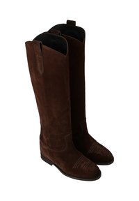 Bottes en daim marron, hautes jusqu'au genou, avec une texture lisse, un bout arrondi, des détails de couture subtils et des languettes de traction à l'ouverture.
