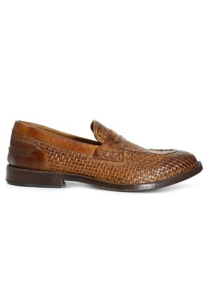 Bruine gevlochten leren instaploafer met gladde accenten, ronde neus en een lage hak. Kenmerkt zich door een gestructureerd oppervlak en een slip-on ontwerp.