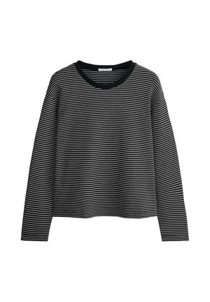 Čierno-biele horizontálne prúžkované tričko s dlhým rukávom a čiernym okrúhlym výstrihom na bielom pozadí.