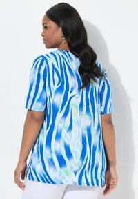 Ulla Popken COLORFUL ZEBRA SHORT SLEEVE - Camiseta estampada - aqua