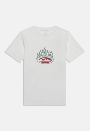 Λευκό κοντομάνικο T-shirt με κεντρικό γραφικό που απεικονίζει ένα κόκκινο και τιρκουάζ στυλιζαρισμένο κύμα μέσα σε τιρκουάζ φλόγες με κόκκινο περίγραμμα.
