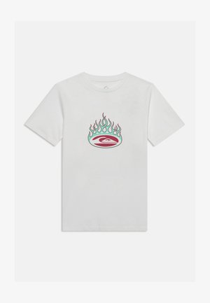 Λευκό κοντομάνικο T-shirt με κεντρικό γραφικό που απεικονίζει ένα κόκκινο και τιρκουάζ στυλιζαρισμένο κύμα μέσα σε τιρκουάζ φλόγες με κόκκινο περίγραμμα.