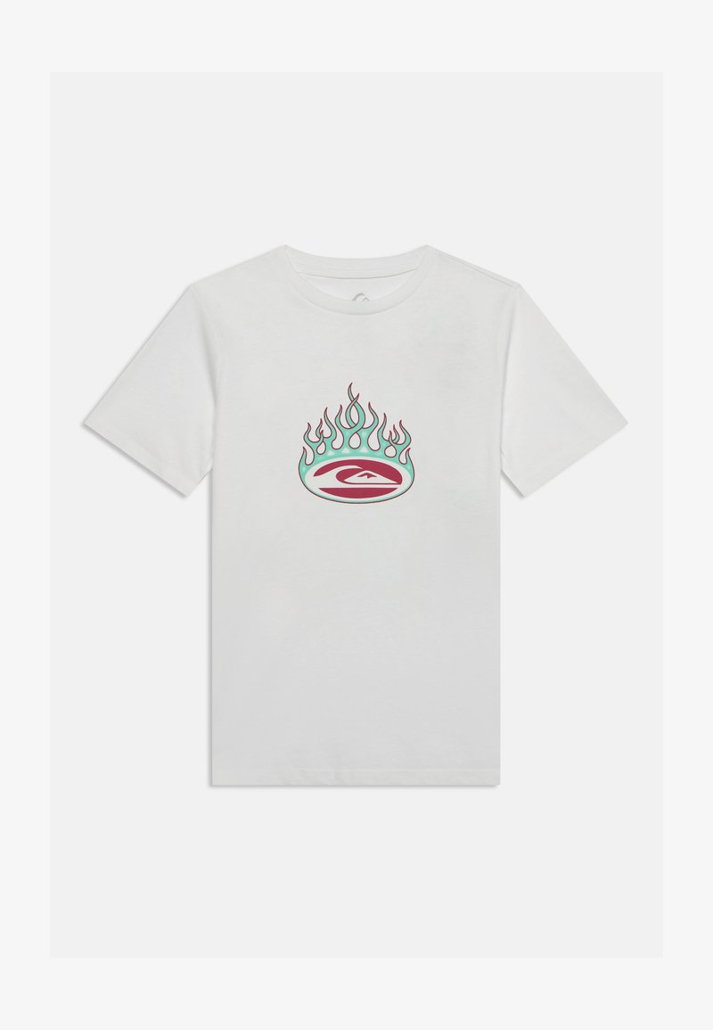 Λευκό κοντομάνικο T-shirt με κεντρικό γραφικό που απεικονίζει ένα κόκκινο και τιρκουάζ στυλιζαρισμένο κύμα μέσα σε τιρκουάζ φλόγες με κόκκινο περίγραμμα.