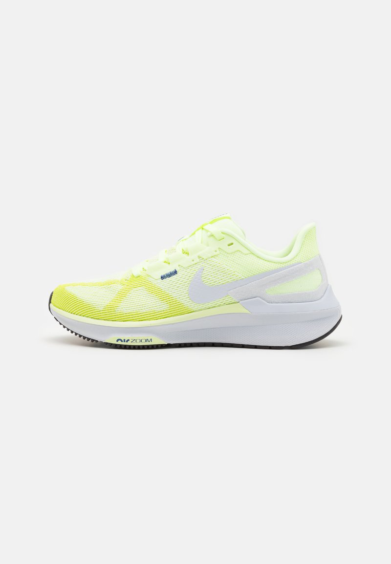 Chaussure de running Nike avec un dessus en maille jaune vif, des accents blancs et une semelle en caoutchouc noire avec le logo "Air Zoom".
