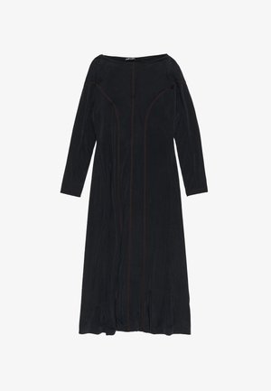Lang zwarte jurk met lange mouwen en subtiele verticale stikseldetails op de voorkant en mouwen, met een ronde halslijn.