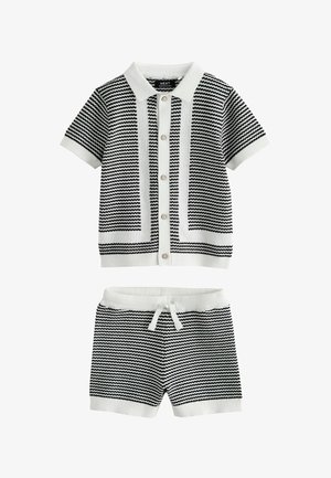 Čiernobiely pletený krátky rukáv s gombíkmi, golierom a súprava zladených šortiek so šnúrkou, s cikcak pruhovým vzorom.