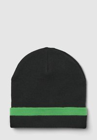 Czarna dzianinowa czapka beanie z zielonym paskiem wokół mankietu. Miękka tekstura, zaokrąglony kształt i bezszwowy design na górze, zapewniający ciasne dopasowanie.