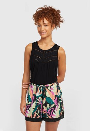 Czarny top bez rękawów z teksturowanymi detalami, w połączeniu z wielokolorowymi szortami z wzorem tropikalnym i koronkową lamówką na dole.