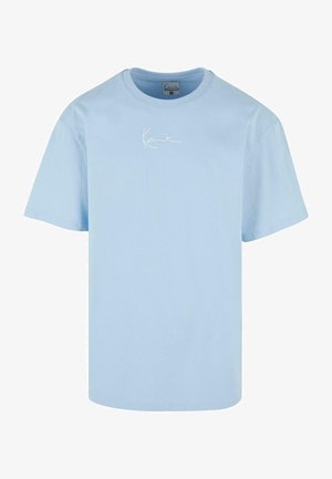 T-shirt en coton bleu clair avec un col rond, des manches courtes et un logo brodé blanc sur la poitrine. Texture douce, coupe décontractée.