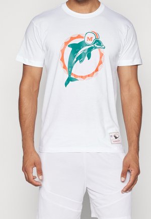 Homme portant un t-shirt blanc avec un dauphin bleu sarcelle portant un casque orange et blanc, à l'intérieur d'un motif circulaire éclat solaire orange.