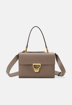 Prostokątna torebka ze skóry w kolorze taupe, z górnym uchwytem, regulowanym paskiem na ramię oraz zapięciem w kolorze złotym na przedniej klapie.