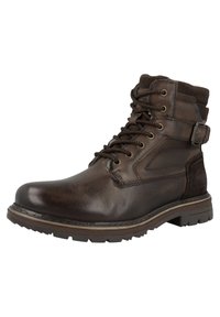 Botas de cuero marrón hasta el tobillo con un diseño de cordones, ojales de metal y una correa lateral con hebilla ajustable; acabado texturizado y suela resistente.