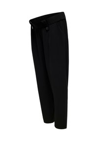 Pantalones negros con cintura alta, dos pliegues delanteros y diseño entallado. Hechos de tela suave con detalles de botones.