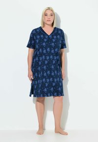 Vestito da notte blu navy a maniche corte con motivo floreale, scollatura a V e spacco laterale. Realizzato in tessuto morbido, offre comfort e libertà di movimento.