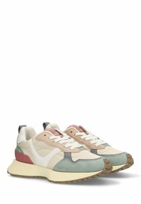 Zapatillas con una mezcla de ante beige, verde y rosa, y malla. Suela gruesa color crema, cordones blancos y acentos texturizados en el talón.