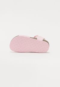 Rosa sandaler med en teksturert gummisåle med et løpende mønster, justerbare stropper og en polstret fotbed for komfort.