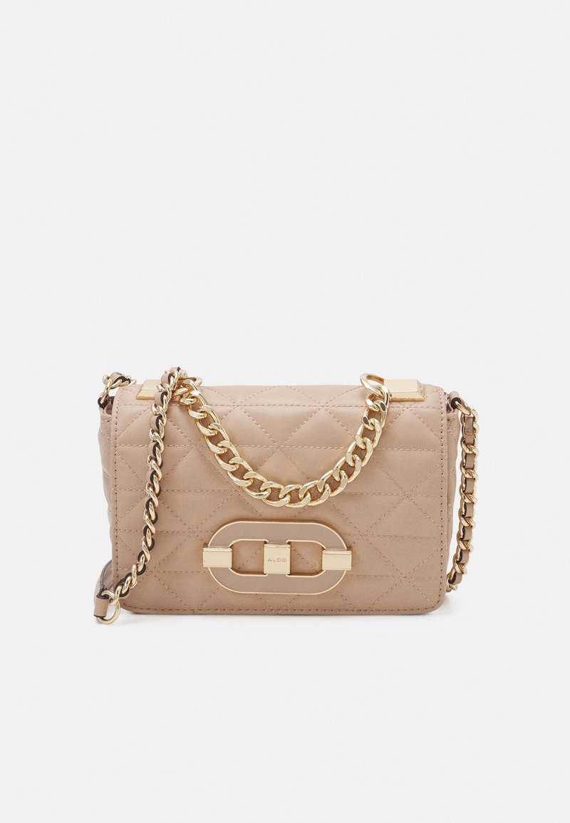 Sac à main matelassé beige avec chaîne en or, doté d'une fermeture à boucle rectangulaire. Texture lisse avec des coutures visibles et des accents.