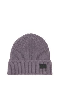 Berretto lavorato a maglia in morbida lana viola chiaro con una texture a coste. Presenta un risvolto e una piccola etichetta nera con logo.
