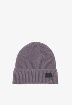 Pletená čiapka z mäkkej, svetlo fialovej priadze s rebrovanou textúrou. Má prehnutý manžetový okraj a malú čiernu nášivku s logom.