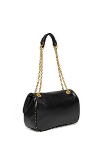 Borsa a mano in pelle nera con forma arrotondata, dotata di manici in catena dorata e decorazioni a borchie lungo la cucitura. Texture liscia, design minimalista.