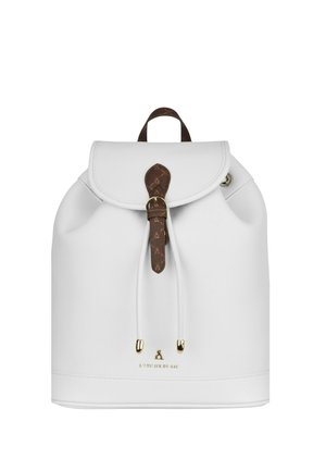 Zaino in pelle bianca con fibbia in pelle marrone decorata, chiusura a coulisse e logo del marchio dorato nella parte inferiore centrale.